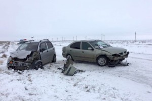 В Астраханской области в лобовом столкновении двух иномарок пострадали три человека