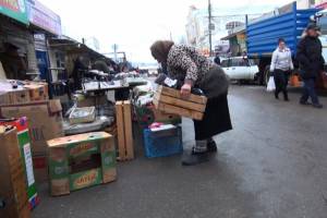 Нелегальные продавцы крупнейшего рынка Астрахани разбежались при виде полицейских