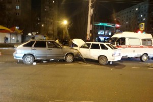 В Астрахани в результате столкновения 2 легковых машин и кареты скорой помощи пострадала женщина