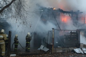 В Астрахани при пожарах в жилом доме и девятиэтажке пострадали три человека, один погиб
