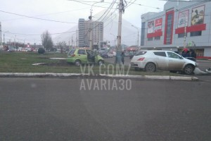 В Астрахани у торгового центра в результате столкновения перевернулся Matiz