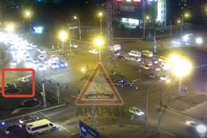В Сеть попало видео, как в Астрахани машина пошла кувырком от удара
