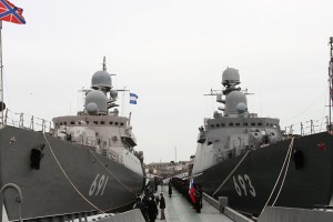 Экипажи Каспийской флотилии пустили на борт кораблей астраханских школьников