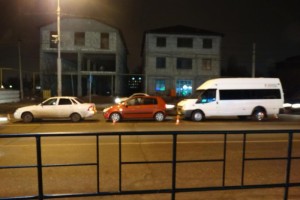 В Астрахани водитель, не соблюдая дистанцию, въехал в впереди движущиеся автомобили