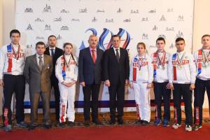 Александр Жилкин встретился с астраханцами – победителями Чемпионата Мира и Европы по гиревому спорту