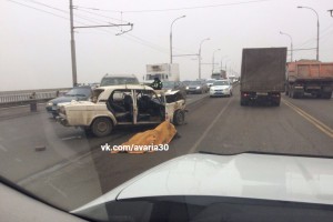 В Астрахани на Новом мосту в результате столкновения джипа и «шестёрки» погиб водитель