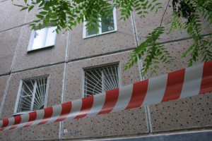 В Трусовском районе Астрахани в результате падения с 5-го этажа погиб мужчина