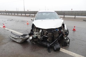 Астраханка за рулём Peugeot врезалась на трассе в отбойник