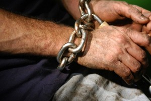 Два жителя Астраханской области похитили и держали в рабстве мужчину