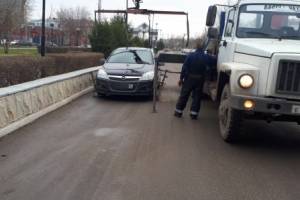 В центре Астрахани эвакуировали авто за неправильную парковку