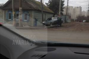 В Астрахани водитель легковушки врезался в столб