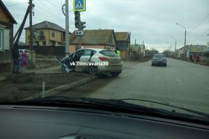 В Астрахани иномарка врезалась в столб у пешеходного перехода