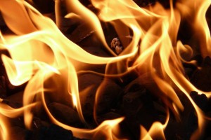 В Астраханской области произошёл пожар в жилом доме, есть пострадавший