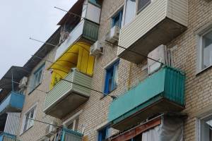 В Астрахани молодой человек упал с балкона на 5 этаже