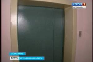 В Астрахани жители 9-этажного дома по улице Боевая уже почти месяц добиваются ремонта лифта