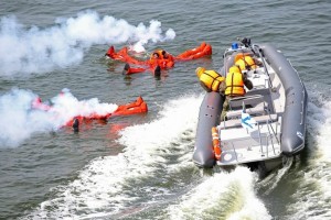 На Каспийской флотилии спасали экипаж тонущего судна