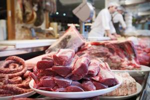 В Астрахани уничтожили подозрительные мясные продукты