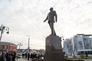 Астраханцы чтят память Гейдара Алиева