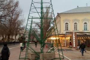 В Астрахани устанавливают главную городскую елку