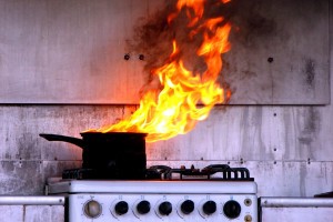 В Астраханской области приготовление ужина закончилось пожаром в квартире