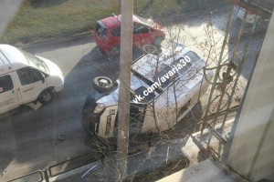 В Астрахани перевернулось маршрутное такси №28, пострадали двое