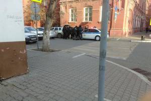 В разгар дня на центральной улице Астрахани задержали троих подозреваемых