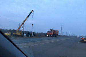 На трассе под Астраханью перевернулся грузовик из Саратова