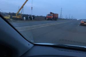 На астраханской трассе перевернулся грузовик из Саратовской области