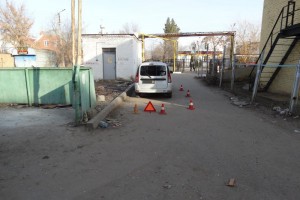 В Астрахани 27-летний водитель за рулём «Лады» задним ходом сбил девушку