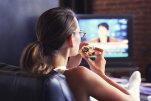 Женщины на 59 минут смотрят телевизор больше мужчин