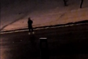 Астраханцы сообщают о женщине, которая бросается под машины в центре города