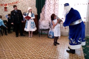 В Астраханской области «Полицейский Дед Мороз» позвал на ёлку юных жителей Знаменска
