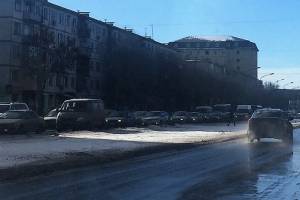 «Предновогодняя суета»: Астрахань в разгар дня встала в пробках