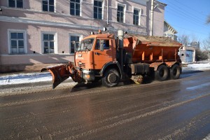 На улицах Астрахани работают 16 снегоуборочных машин и 120 дворников