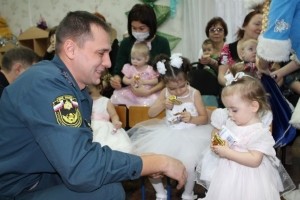 Спасатели подарили праздник детям