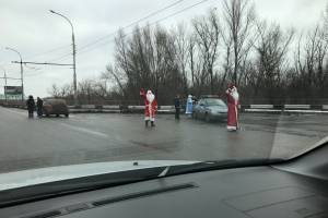 Видео с Дедами Морозами на улицах Астрахани набирает популярность в соцсетях