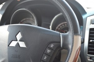 У астраханца из-за долгов отобрали внедорожник Mitsubishi Pajero