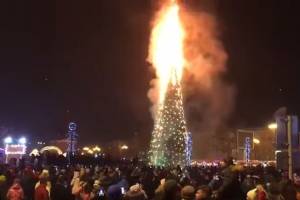 Сгорели елка, фигуры Деда Мороза и Снегурочки: страна встретила Новый год