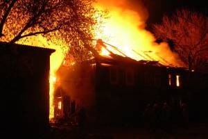В Астрахани пожар угрожал жизни 4 человек