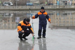Выходить на лёд на водоёмах Астрахани небезопасно