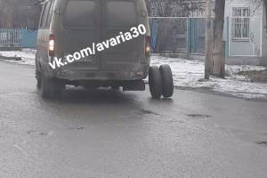 В Астрахани у маршрутки прямо на проезжей части отвалились колеса