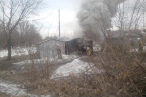 В Астрахани из-за непотушенного окурка сгорел гараж