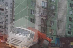 В Астрахани на улице Куликова мусоровоз провалился под землю