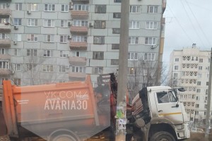 На улице Куликова мусоровоз попал в яму