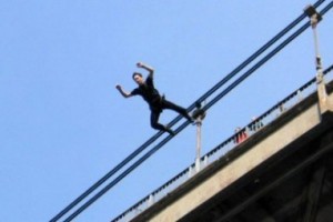 В Астрахани в ночь с 31 декабря на 1 января молодой человек спрыгнул с моста