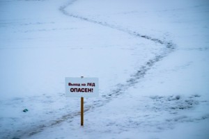 Астраханцев просят не ходить по тонкому льду