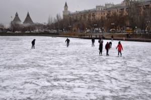 Астраханцы рискуют жизнью, обкатывая лед на Лебединке