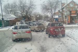 Снег спровоцировал множество ДТП в Астрахани