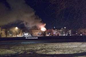 В центре Астрахани горит дом