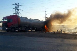 В Астраханской области на трассе загорелась автоцистерна с мазутом